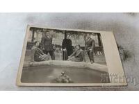 Снимка Плевенъ Двама младежи и девойки до фонтан 1924