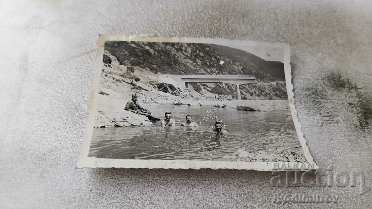 Снимка Войници къпещи се в реката