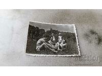 Снимка Двама мъже и деца с къси панталони на поляната