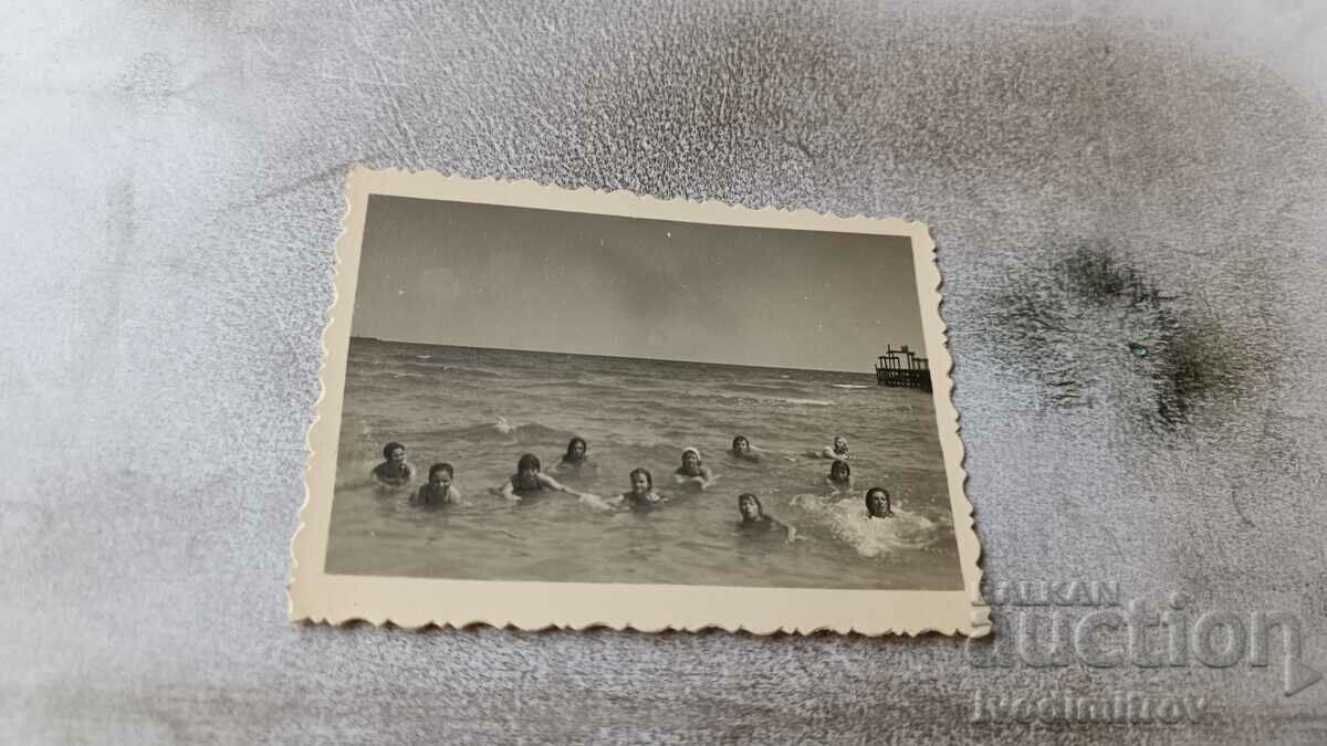 Φωτογραφία Γυναίκες και παιδιά στη θάλασσα