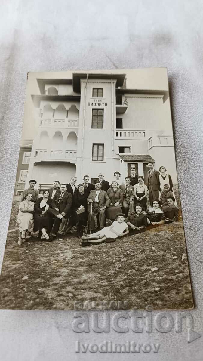 Foto Bărbați, femei și copii în fața Vilei Violetta