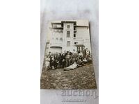Φωτογραφία Άνδρες, γυναίκες και παιδιά μπροστά από τη Villa Violetta