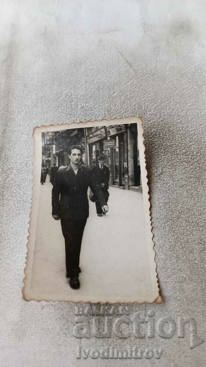 Снимка София Млад мъж на разходка 1943