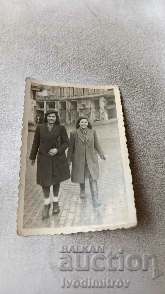 Photo Sofia Two women on a walk