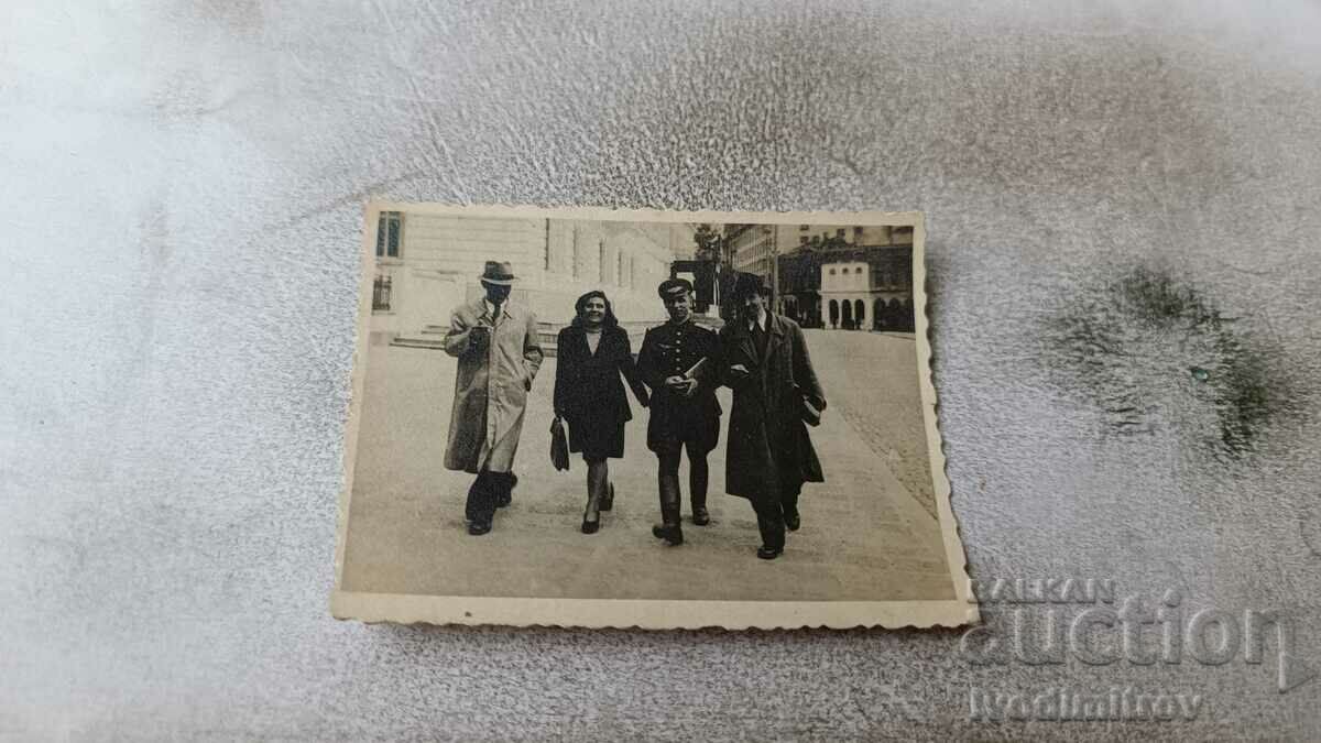 Fotografie Sofia Ofițer doi bărbați și o femeie la plimbare