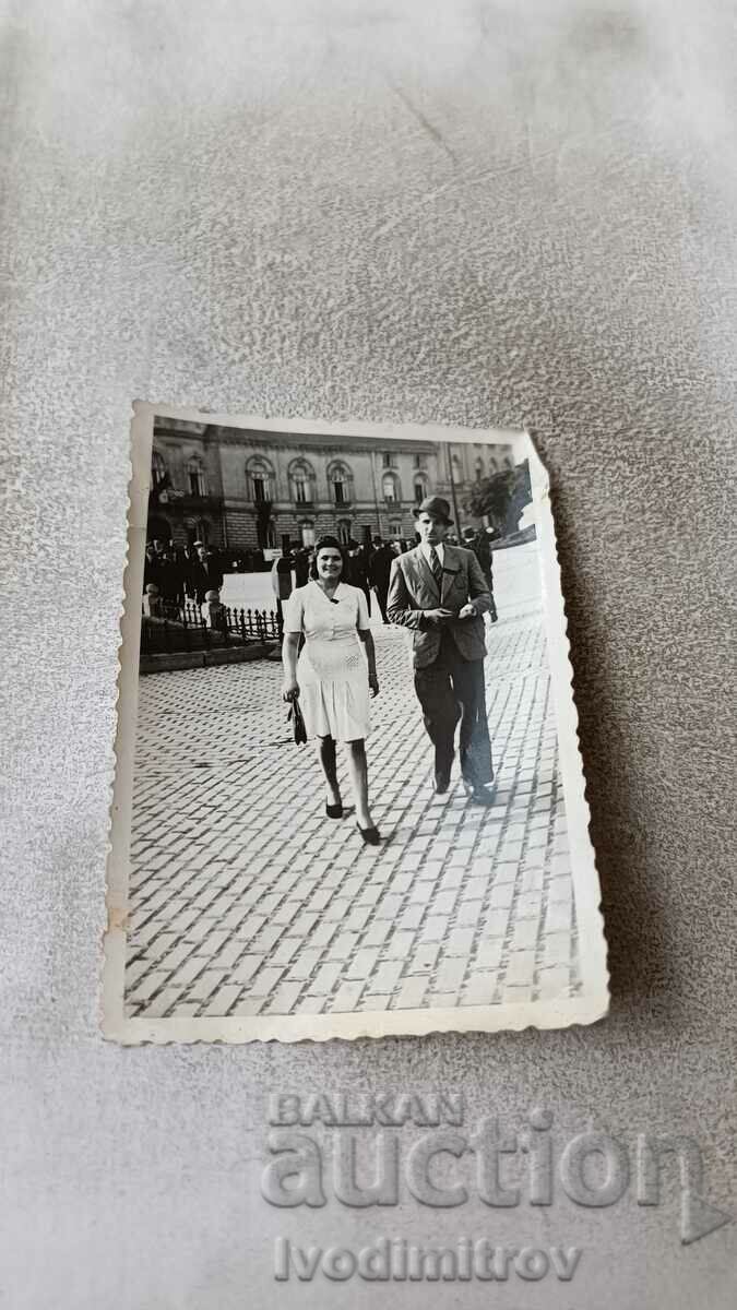 Снимка София Мъж и млада жена на разходка