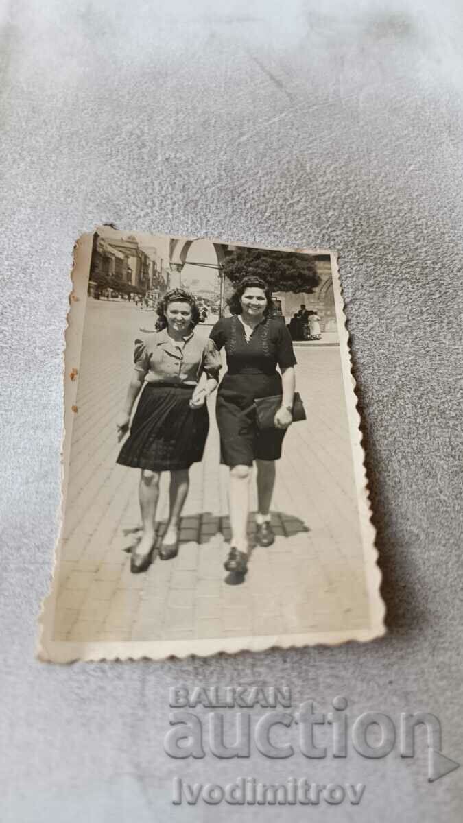 Φωτογραφία Σοφία Δύο νεαρές γυναίκες σε έναν περίπατο