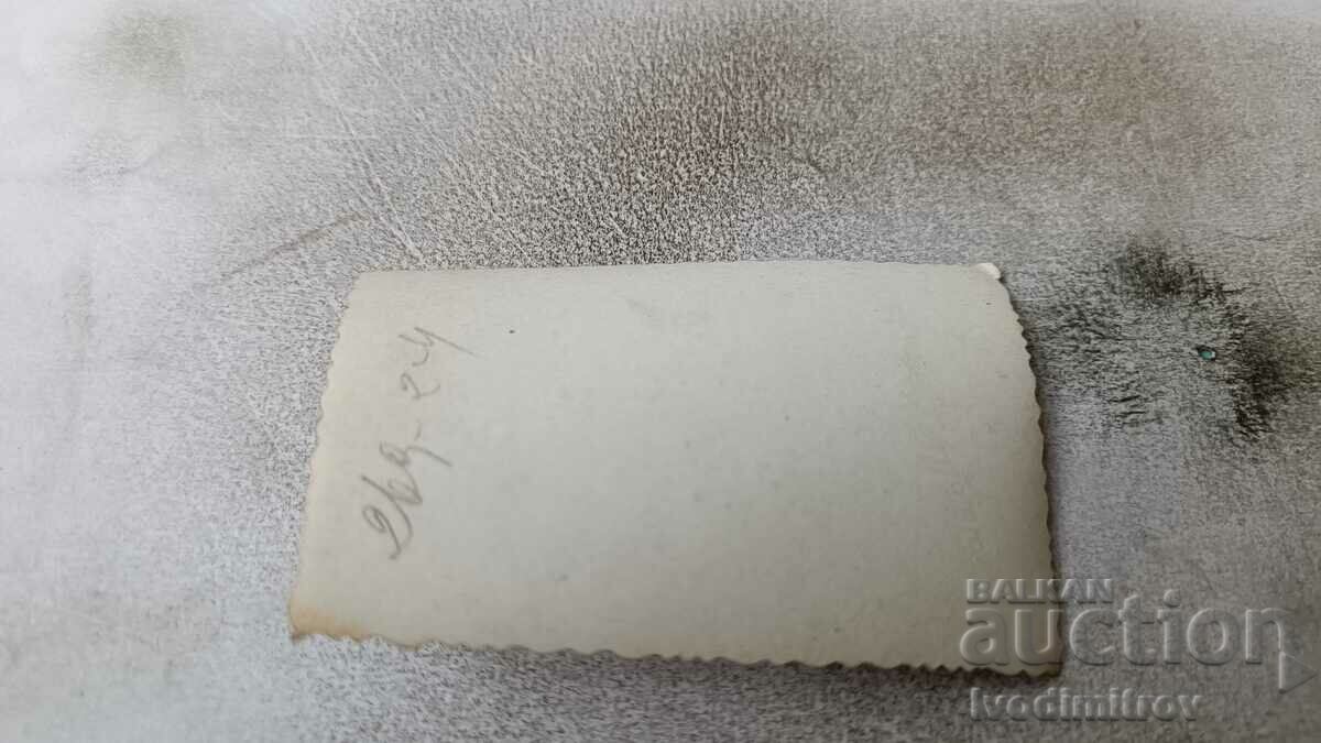 Φωτογραφία Σοφία Δύο αξιωματικοί και δύο γυναίκες σε μια βόλτα με τιμή 1.65 BGN | € 0.84 Φωτογραφία Σοφία Δύο αξιωματικοί και δύο γυναίκες σε μια βόλτα με τιμή 1.65 BGN | € 0.84