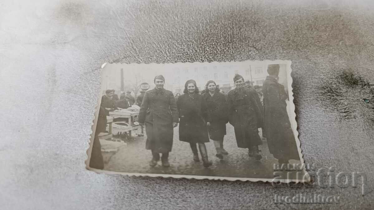 Foto Sofia Doi ofițeri și două femei la plimbare