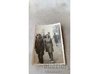 Φωτογραφία του αξιωματικού της Σόφιας και της γυναίκας σε μια βόλτα