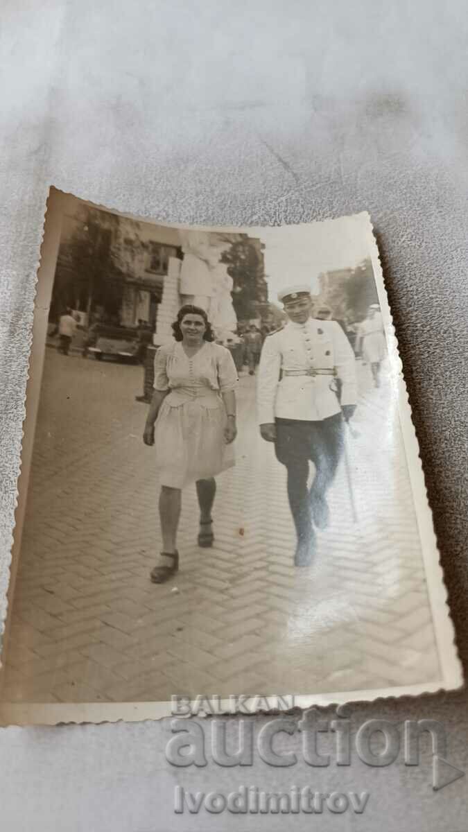 Снимка София Офицер и млада жена на разходка