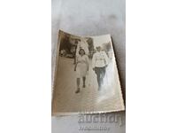 Φωτογραφία του αξιωματικού της Σόφιας και της νεαρής γυναίκας σε μια βόλτα