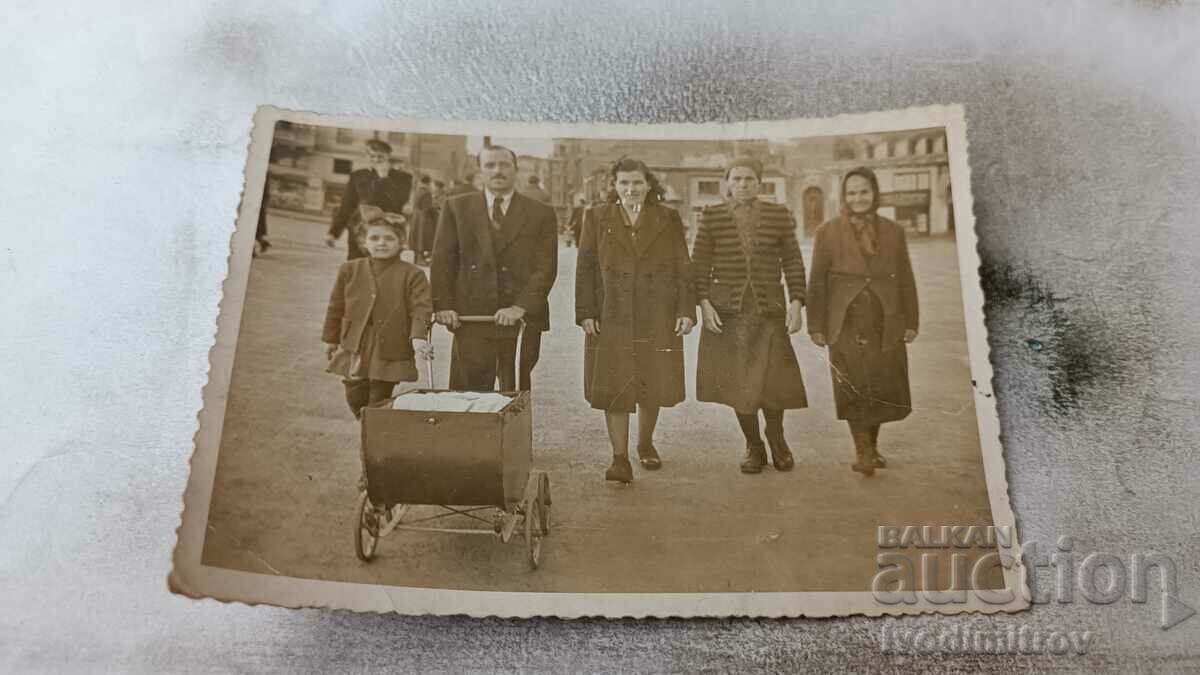 Φωτογραφία Σοφία Άνδρας γυναίκες και παιδιά σε μια βόλτα