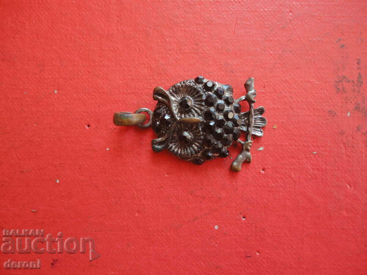 Delivery of Stoned owl medallion Delivery of Stoned owl medallion