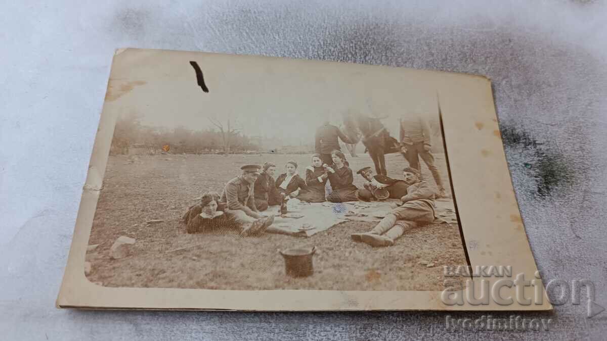 Foto Bolliare Ofițeri și fete tinere la picnic 1917