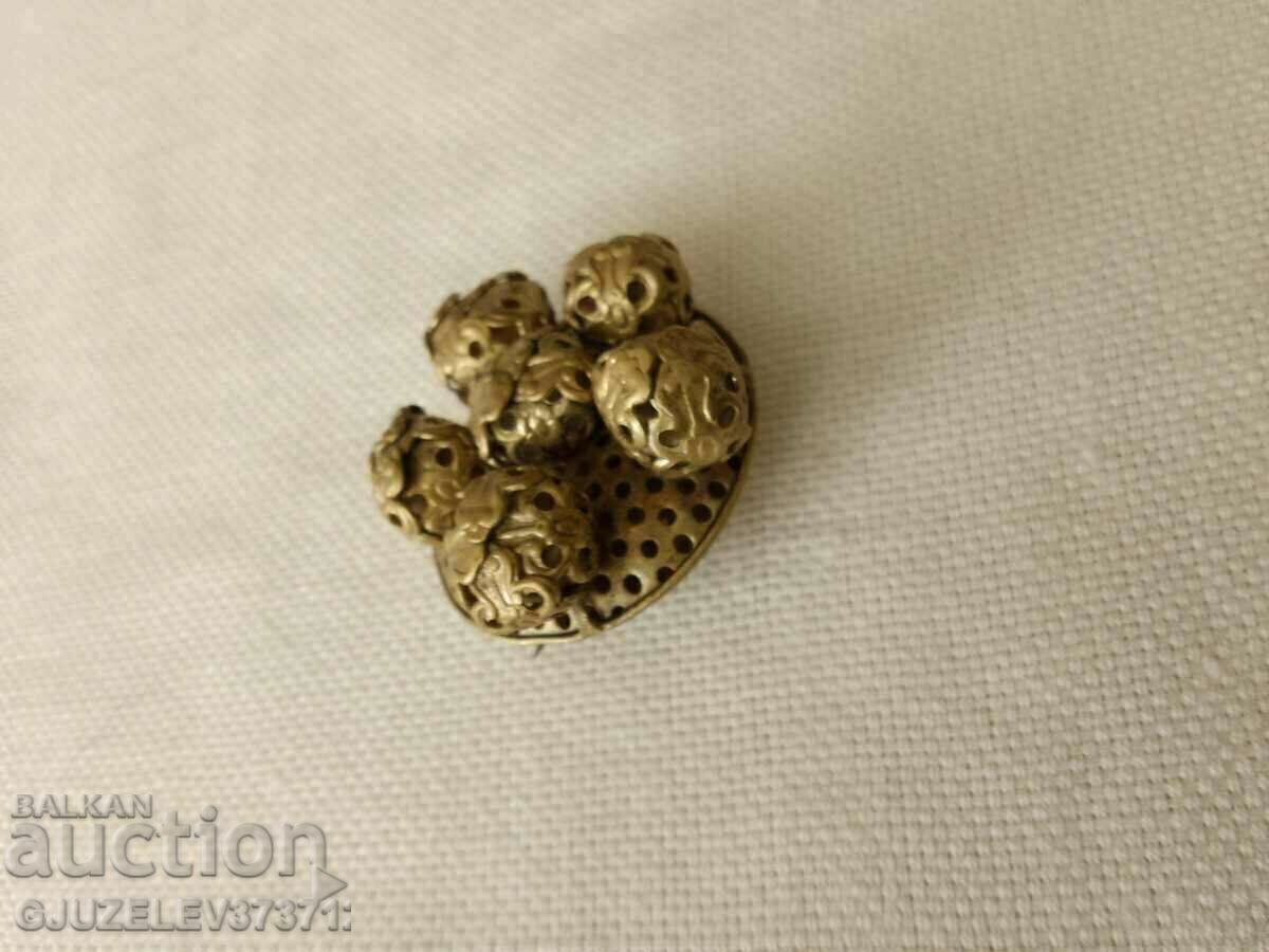 Доставка на Стара дамска брошка Доставка на Стара дамска брошка