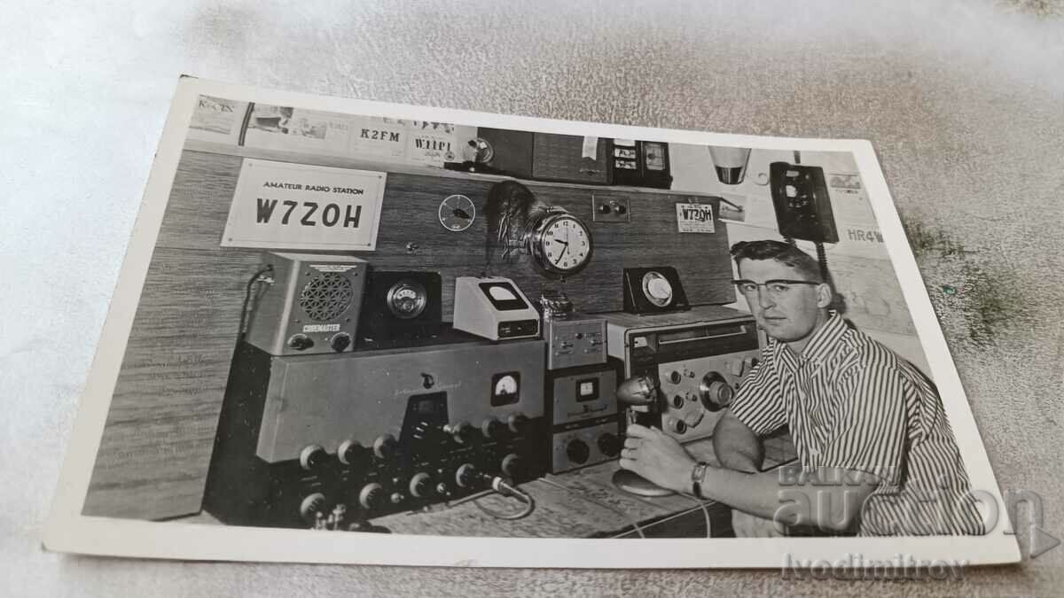 Φωτογραφία Ραδιοερασιτέχνης μπροστά από έναν ραδιοφωνικό σταθμό