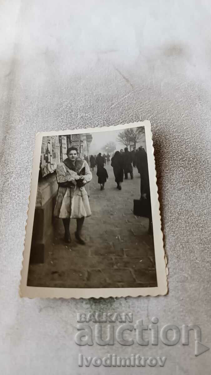 Foto Sofia O femeie cu o haină de iarnă pe trotuar
