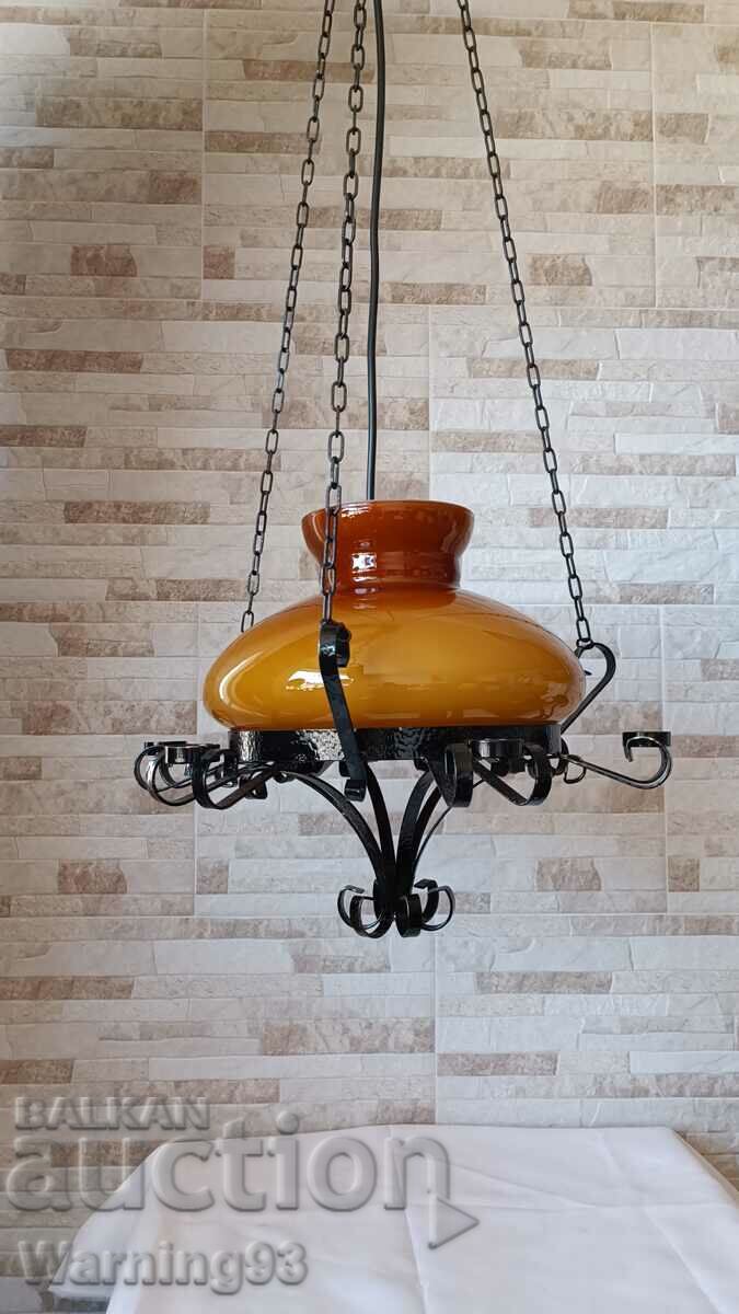 Παράδοση Παλαιός πολυέλαιος από σφυρήλατο σίδερο και γυάλινη οροφή Παράδοση Παλαιός πολυέλαιος από σφυρήλατο σίδερο και γυάλινη οροφή