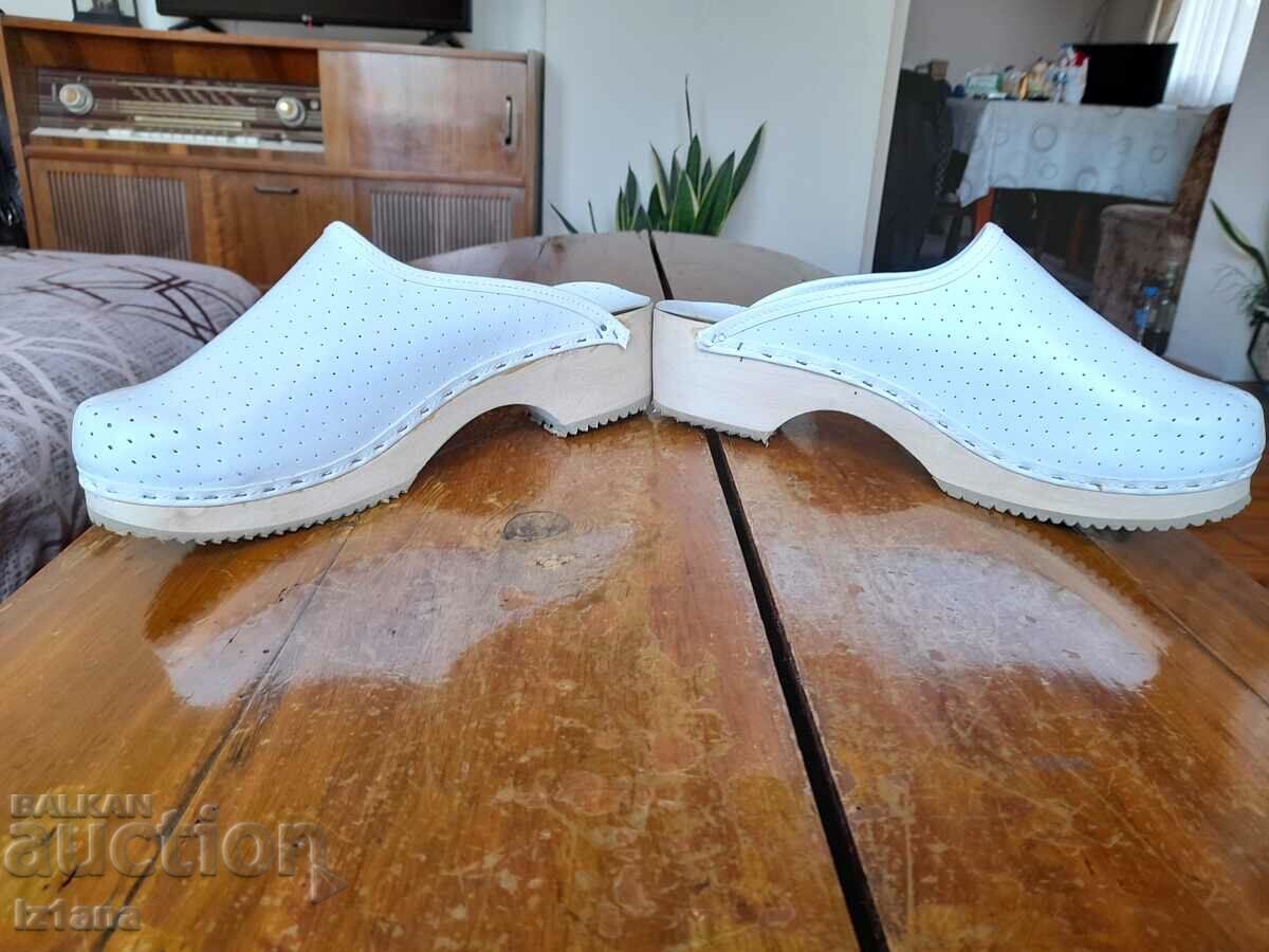 Papuci, pantofi, încălțăminte cu preț 40.00 BGN | € 20.45