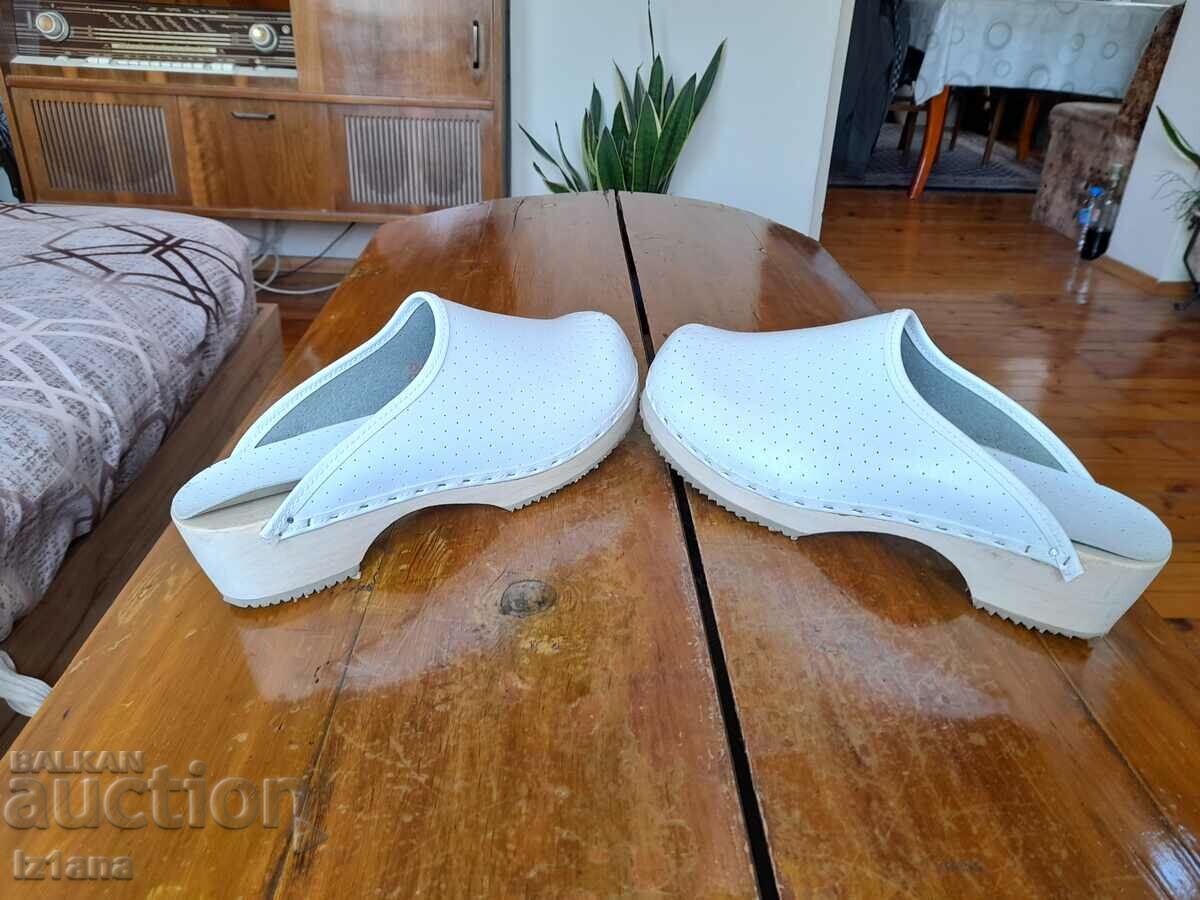 Licitație Papuci, pantofi, încălțăminte