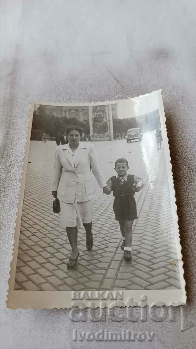 Photo Sofia A woman and a little boy on a walk