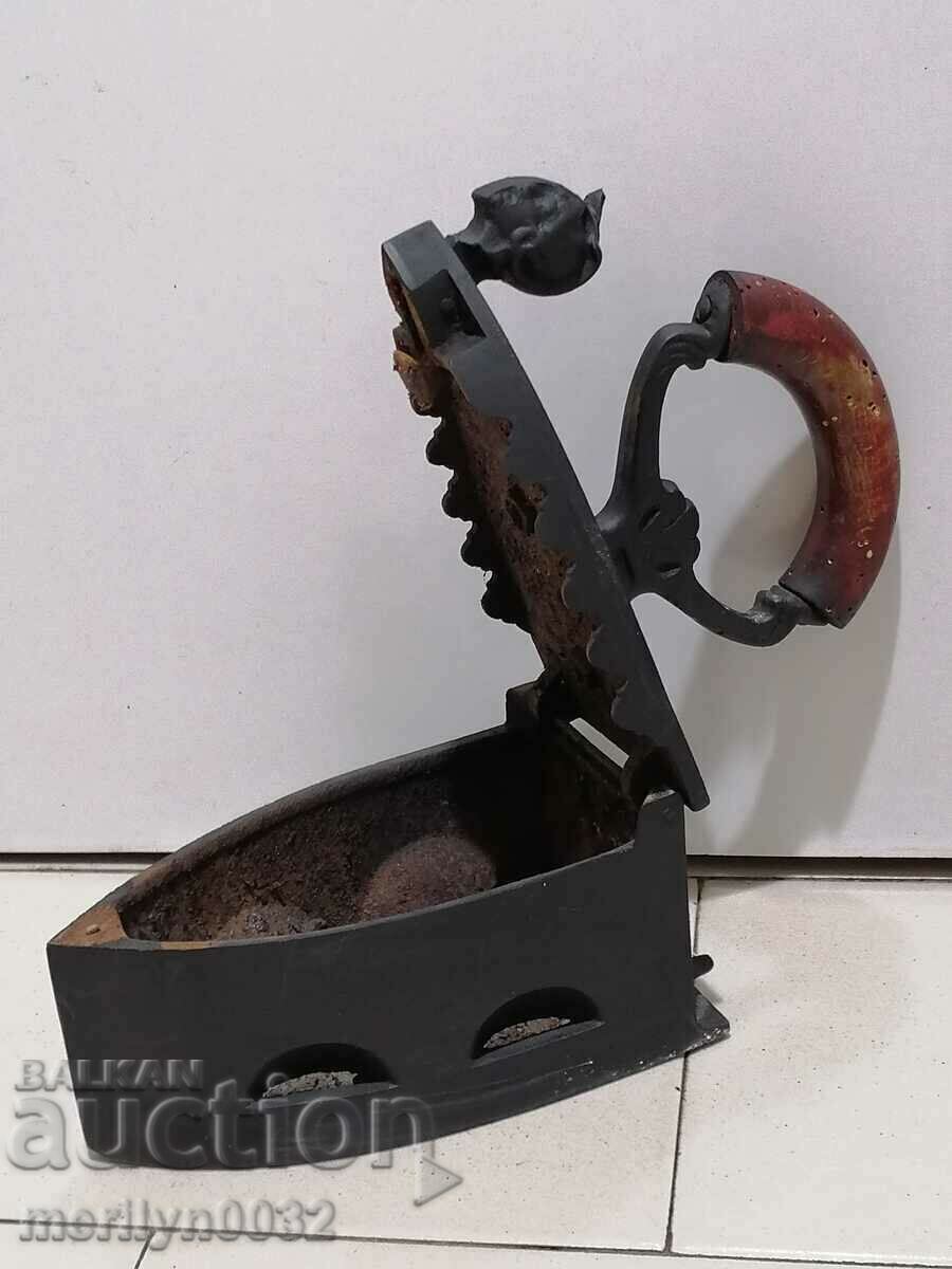 Παράδοση Παλιά σιδήρου στην πυρκαγιά Παράδοση Παλιά σιδήρου στην πυρκαγιά