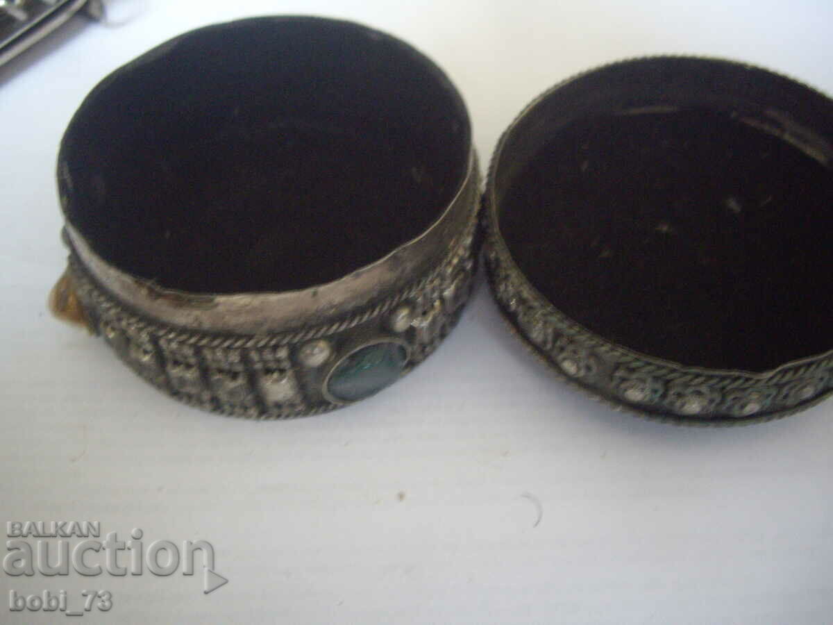 Delivery of Old jewelry box.