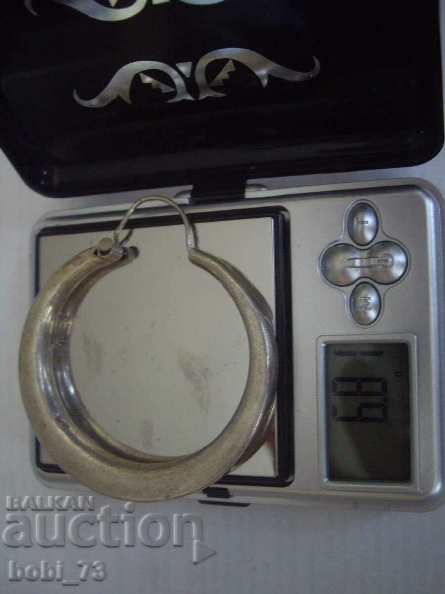 Delivery of A silver earring. Delivery of A silver earring.