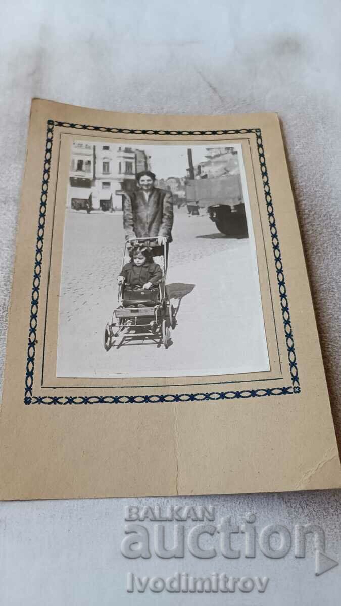 Fotografie Sofia O femeie cu un cărucior retro pentru copii pentru o plimbare