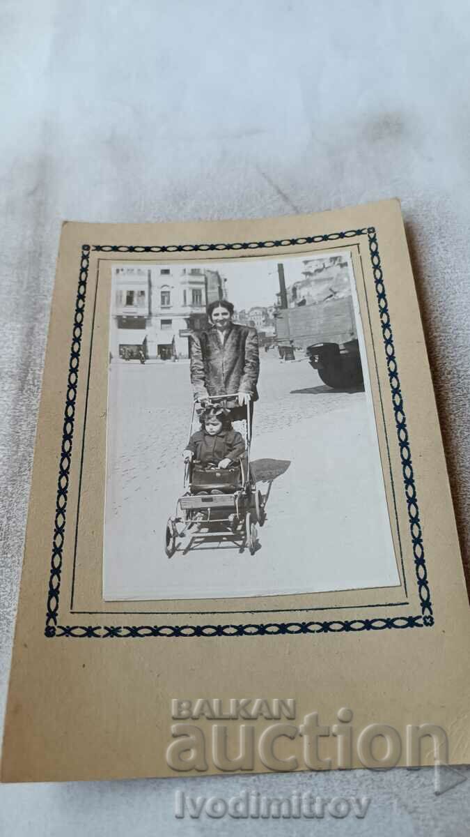 Photo Sofia A woman with a retro baby carriage for a walk