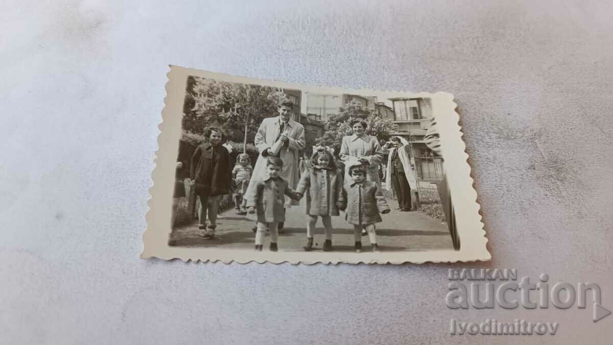 Fotografie Sofia Un bărbat, o femeie și patru copii pe stradă