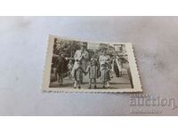 Снимка София Мъж жена и четири деца на улицата