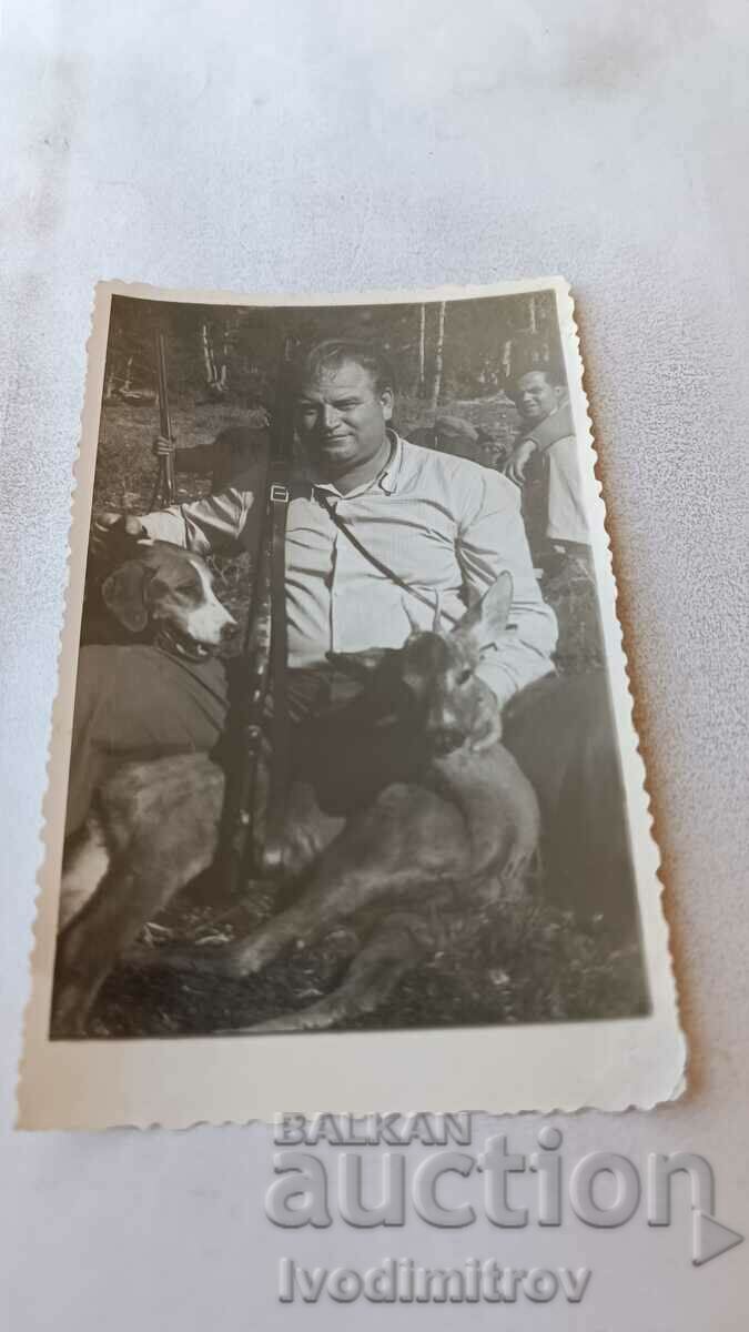 Foto Vânător cu un câine de vânătoare și o căprioară trofeu