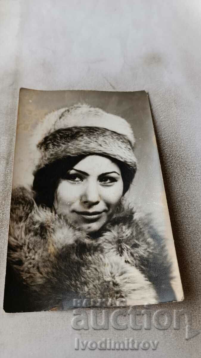 Снимка Жена със зимно палто и зимна шапка