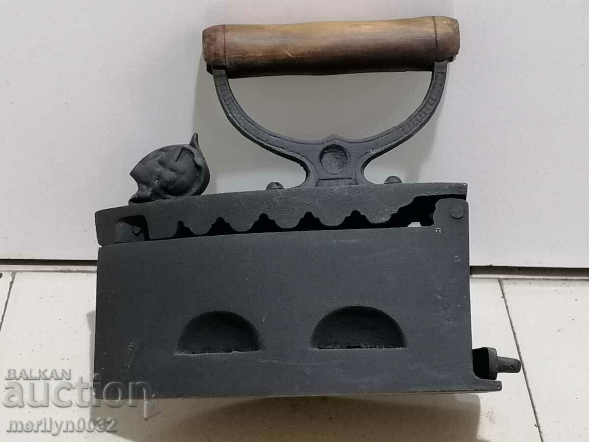 Ένα παλιό σίδερο στη φωτιά Ένα παλιό σίδερο στη φωτιά