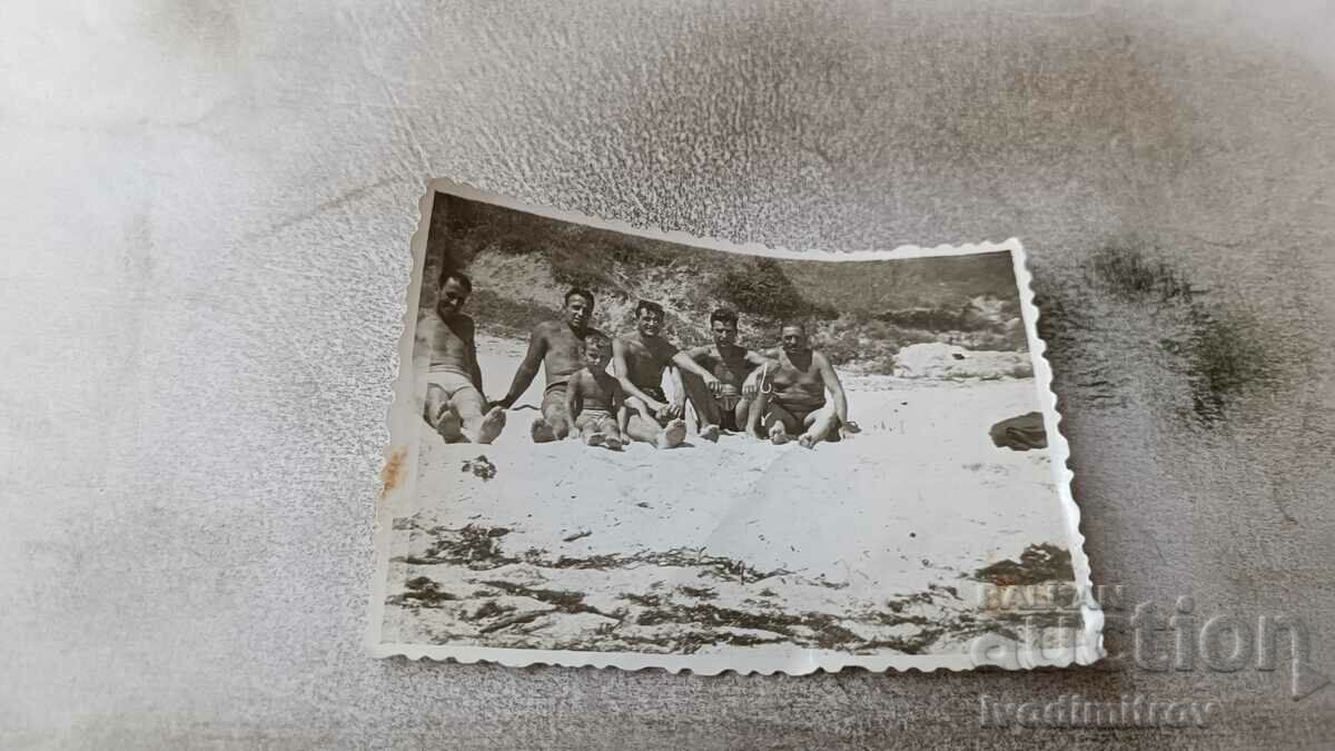 Imagine Cinci bărbați și un băiețel pe plajă