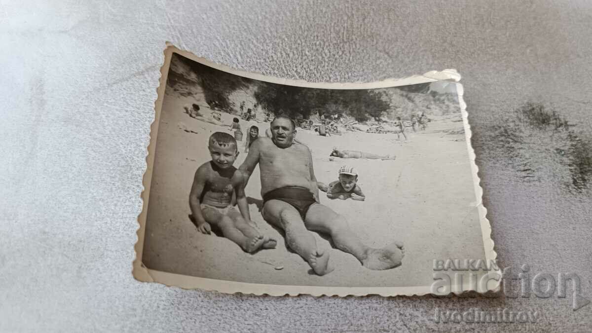 Φωτογραφία Άνδρας και δύο αγοράκια στην παραλία
