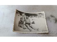 Foto Bărbatul și doi băieți pe plajă