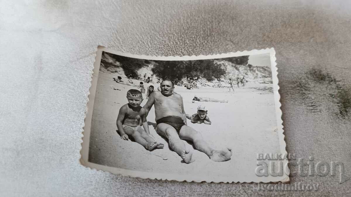 Снимка Мъж и две малки момчета на плажа