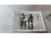 Снимка Мъж жена и две малки деца на брега на морето