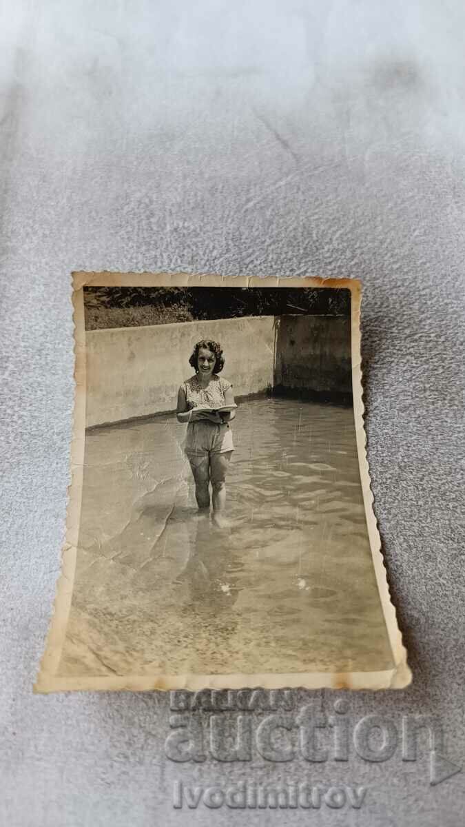 Снимка Младо момиче в празен плувен басейн