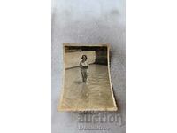 Photo Young girl in an empty swimming pool