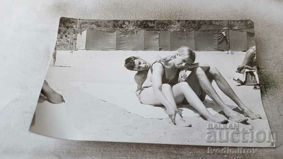 Φωτογραφία Ένας νεαρός άνδρας και ένα κορίτσι στην παραλία