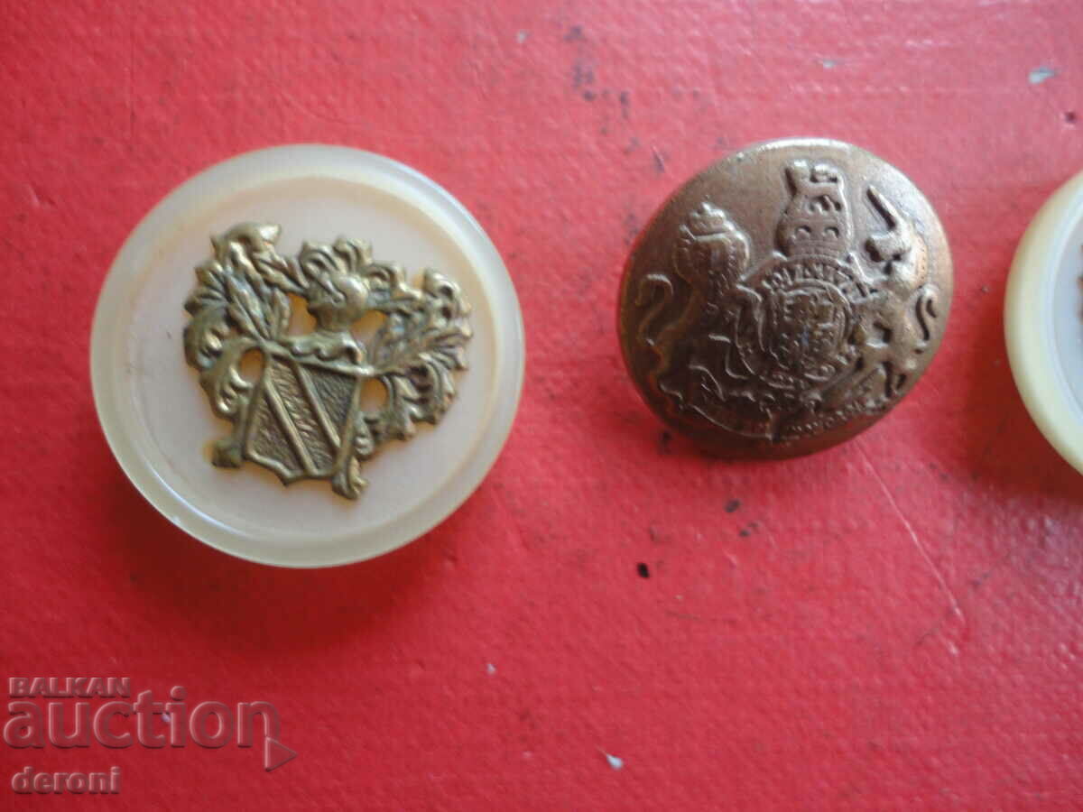 Vintage army buttons with price 10.00 BGN | € 5.11