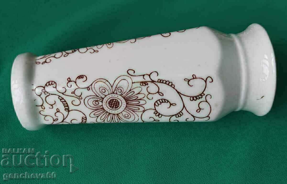 РЕТРО Българска вазичка-костен порцелан/Видин с цена € 8.00 | 15.65 лв. РЕТРО Българска вазичка-костен порцелан/Видин с цена € 8.00 | 15.65 лв.