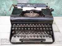 Mașină de scris veche de lucru