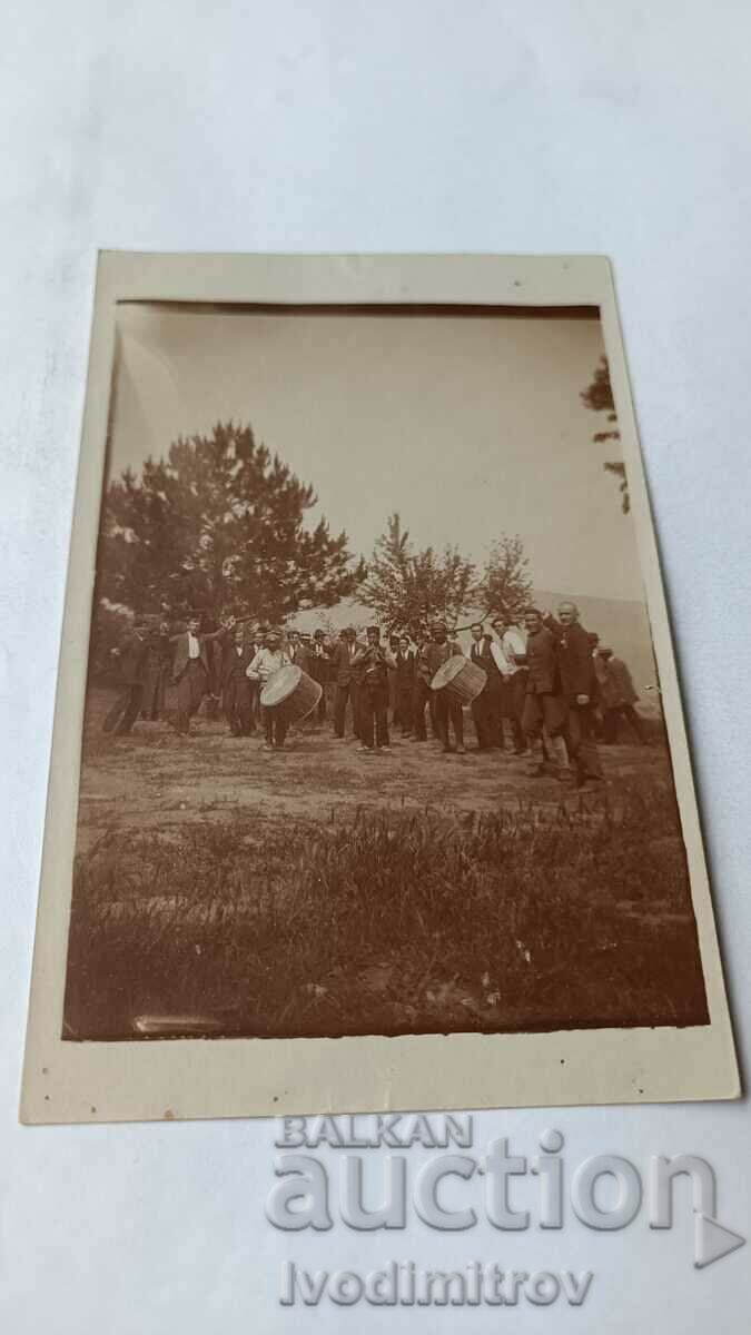 Κα Kyustendily Νέοι σε ένα χορό με ντραμς κοντά στο Hisarluk 1922