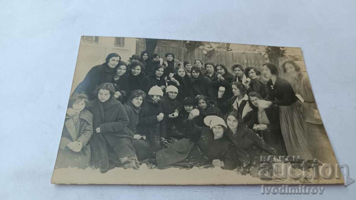 С-ка София Ученички от Стопанското у-ще през зимата 1923
