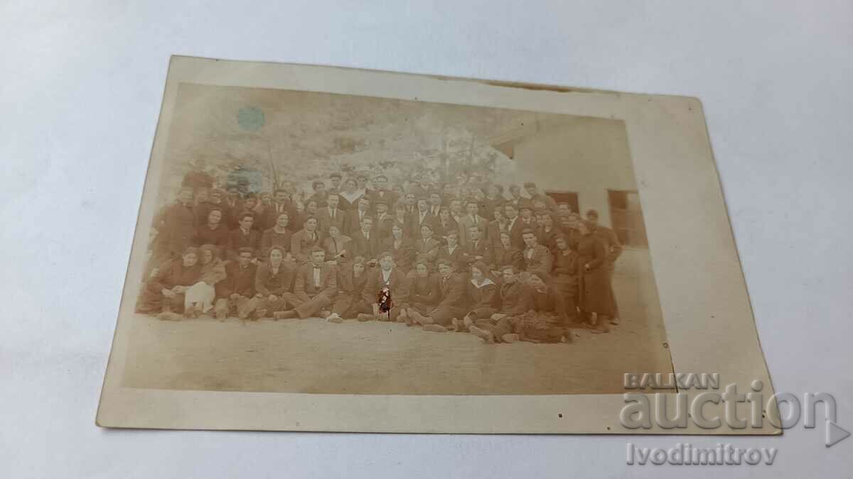 Photo T. Pazardjikka Young men and women at the pruning 1922